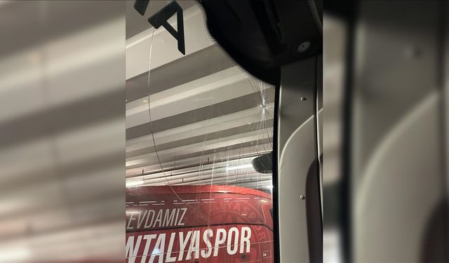 Trabzonspor’un Antalya deplasmanında takım otobüsüne taşlı saldırı
