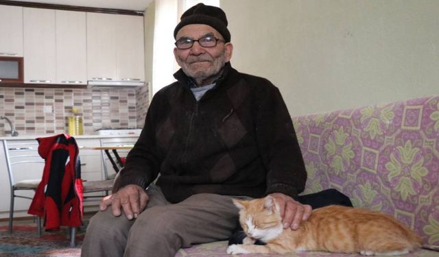 Yanan evinin önünde kedisine sarıldığı fotoğrafla tanınan Ali Meşe vefat etti