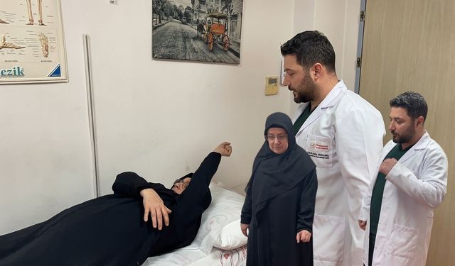 4 yaşında felç geçirdi, 52 yıl sonra kolunu yeniden kaldırdı