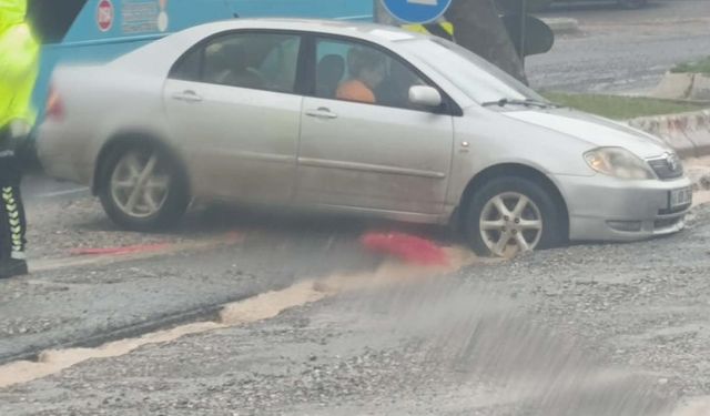 Kahramanmaraş'ta yol çöktü, otomobil çukura düştü