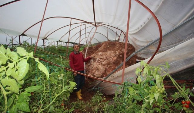 Antalya’da heyelan evlerin duvarlarını çatlattı, seralara dev kayalar düştü