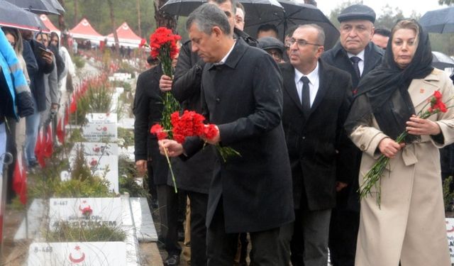 Özgür Özel Kahramanmaraş’ta: Deprem şehitlerinin mezarlarına karanfil bıraktı
