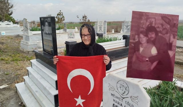 Eşinin mezarını 20 yıldır yalnız bırakmıyor