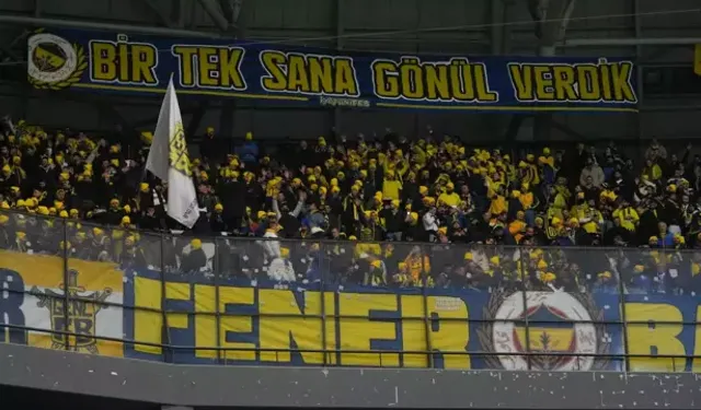 Fenerbahçe Taraftarına Sarı Bere Dağıttı