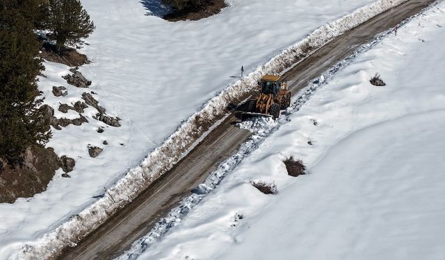 Göksun’da aşırı yağışlar sonucu yollar temizleniyor