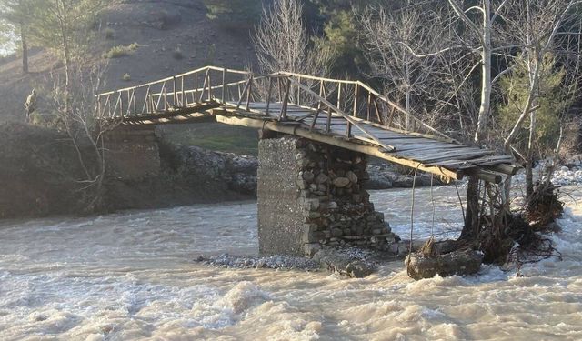 Kahramanmaraş Dulkadiroğlu’nda aşırı yağışlar tahta köprüyü yıktı