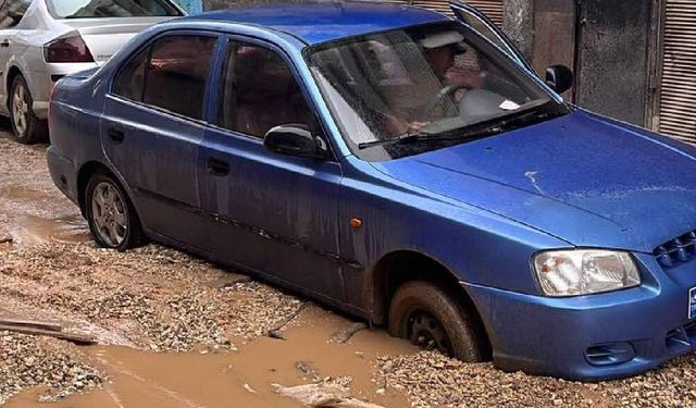 Kahramanmaraş'ta araç yolda oluşan çukura düştü