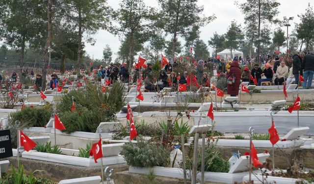 Kahramanmaraş'ta asrın felaketinin üçüncü yılında deprem şehitliğinde vefa nöbeti