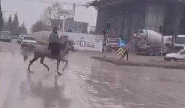 Kahramanmaraş’ta bozuk yollar pes ettirdi: Çözüm atla seyahat