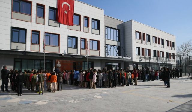 Kahramanmaraş'ta depremde hayatını kaybedenler için okullarda sessiz anma programı düzenlendi