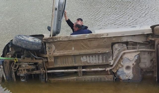 Kahramanmaraş'ta Dereye Uçan Araçta Sürücü Sağ Salim Çıkartıldı