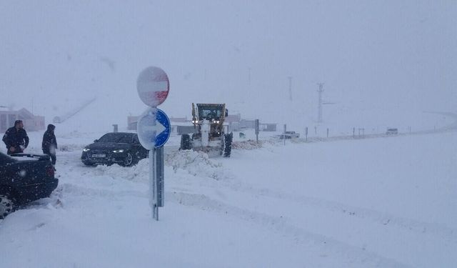 Kahramanmaraş’ta kar ulaşımı durma noktasına getirdi