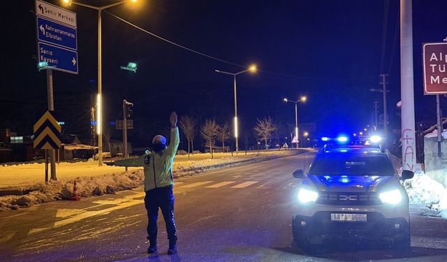 Kahramanmaraş’ta kar ve fırtına yolu kapattı
