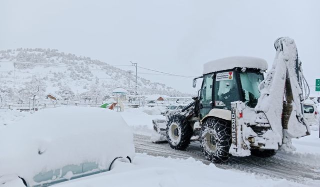 Kahramanmaraş’ta kar yağışı sonrası tuzlama ve solüsyon çalışması başladı