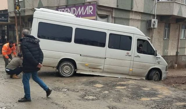 Kahramanmaraş'ta servis çamura saplandı