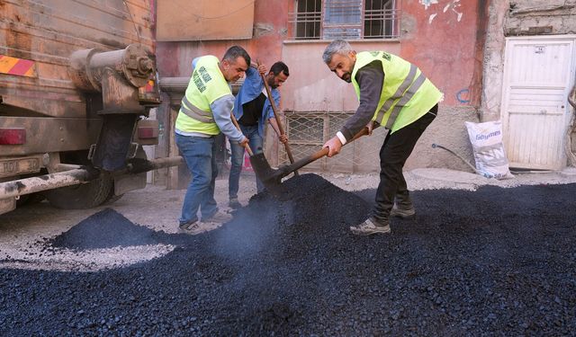 Kahramanmaraş'ta sıcak asfaltla yenileme çalışmaları devam ediyor