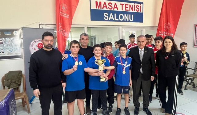 Kahramanmaraş’ta yıldız sporcular masa tenisiyle sahne aldı