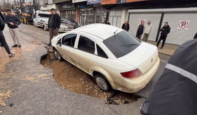 Kahramanmaraş’ta yol çöktü, araç çukura düştü