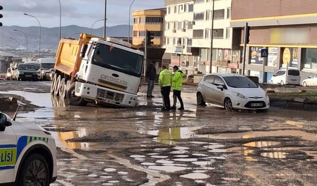 Kahramanmaraş’taki çukura bu kez kamyon düştü