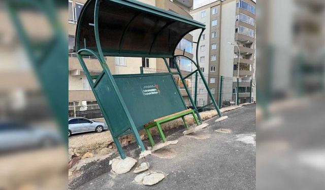 Kahramanmaraş'ta fırtına otobüs durağını ve ağaçları devirdi