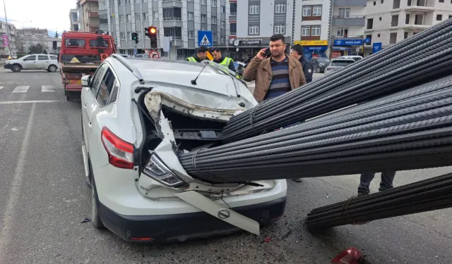 Kamyondan Kayan İnşaat Demirleri Otomobile Saplandı
