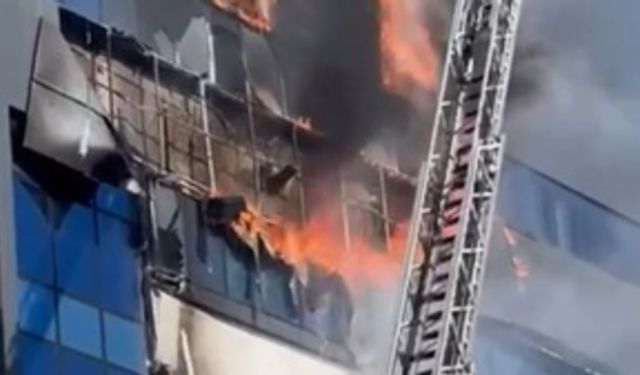 Kocaeli Gebze’de 7 Katlı İş Merkezinde Yangın Çıktı