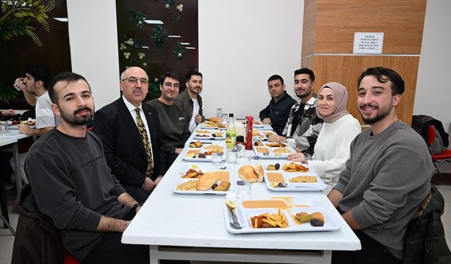 Rektör Ak, öğrencilerle iftar sofrasında buluştu
