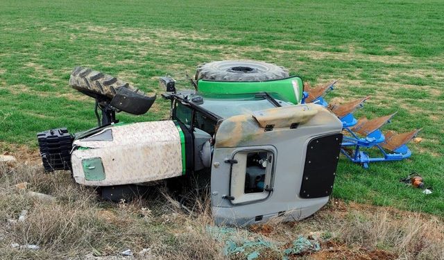 Şarampole yuvarlanan traktörün sürücüsü yaralandı