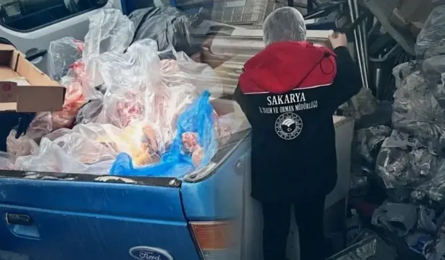 200 Kilo Tarihi Geçmiş Tavuk Ele Geçirildi