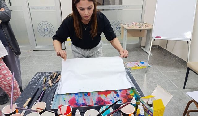 Kahramanmaraşlı öğrenciler ebru sanatıyla tanışıyor