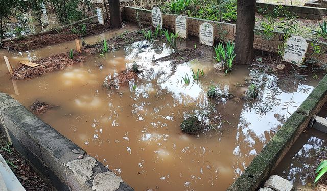 Adana’da mezarlık sular altında kaldı, vatandaşlar mezara poşetle girdi