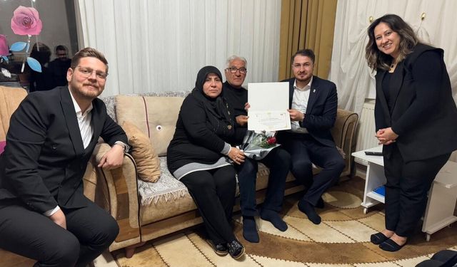 AK Gençlik Kahramanmaraş’tan 40 yıllık evli çifte anlamlı ziyaret