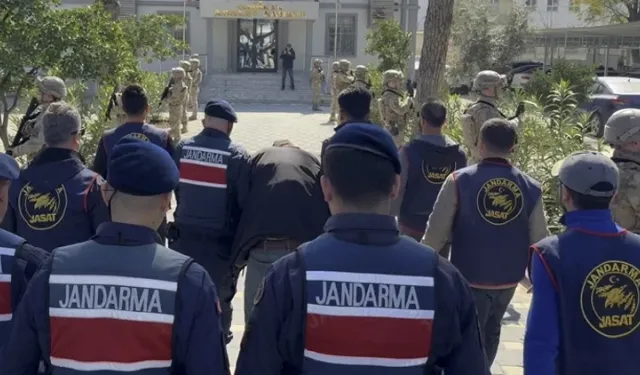 Annesini odunla başına vurarak öldürdü