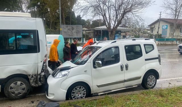 Antalya’da Zincirleme Trafik Kazası: Araçta Sıkışan Kadın Yolcu Kurtarıldı