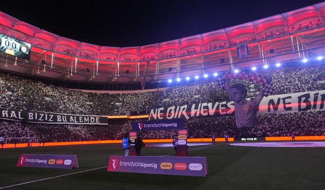 Beşiktaş – Galatasaray Derbisinde Tribünlerden Görsel Şov!