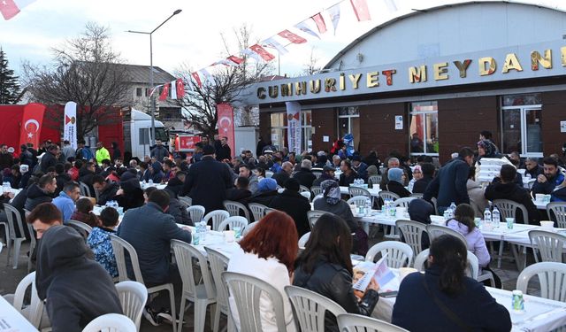 Bir Sofrada Buluşan Nurhaklılar Ramazan Coşkusunu Yaşadı