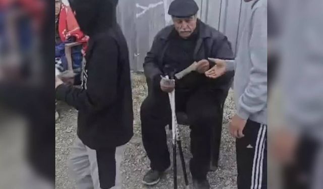 Depremde ölen yakınları için emekli maaşını dağıttı