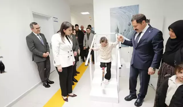 Depremzede Zeynep, özel hazırlanan protez bacakla yeniden yürümeye başladı