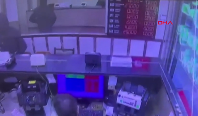 Döviz bürosuna silahlı saldırı kamerada: Maskeli şüpheli yakalandı