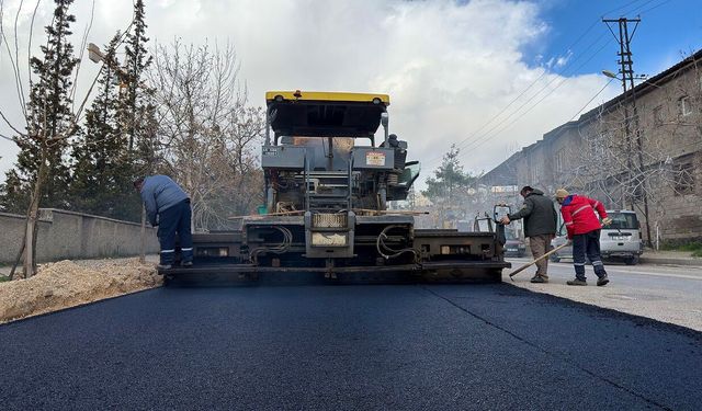 Dulkadiroğlu’nda Rafet Efendi Caddesi sıcak asfaltla yenileniyor