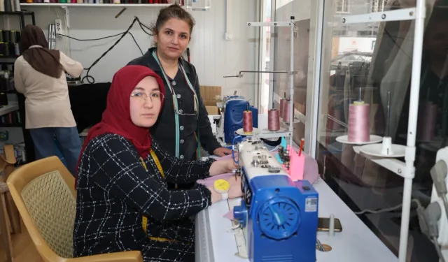 Elbistan’da depremzede kadın konteynerde kurduğu dikimevini büyüttü