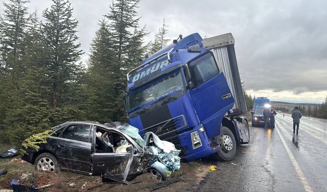 Eskişehir'de kan donduran kaza! TIR otomobili altına alıp sürükledi