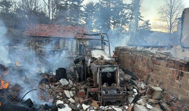 Çorum’da korkutan akşam: Ev yangını evi kül etti, takla atan araçta sürücü ehliyetsiz çıktı