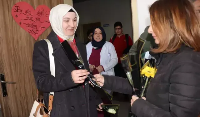 Fatma Nur öğretmenin anısına 650 meslektaşına çiçek dağıttılar