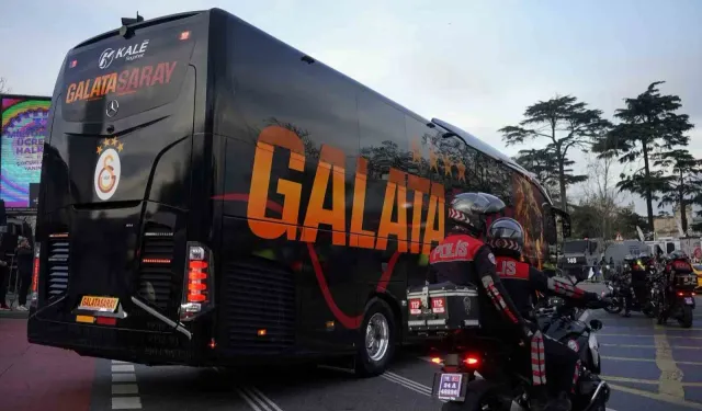 Galatasaray ve Beşiktaş Takım Otobüsleri Tüpraş Stadyumu’na Ulaştı