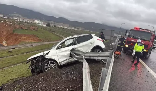 Gaziantep’te otomobil bariyere saplandı; 1 ölü, 2 yaralı