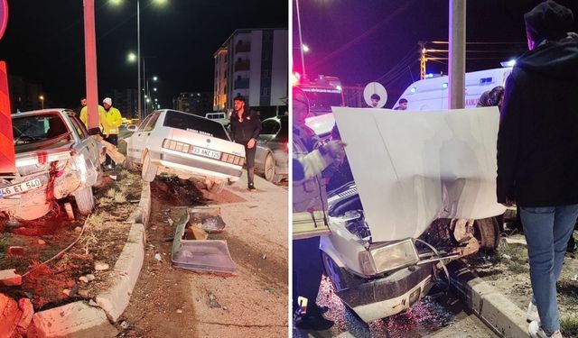 Elbistan’da İki otomobil çarpıştı, savrulan araç elektrik direğine daldı