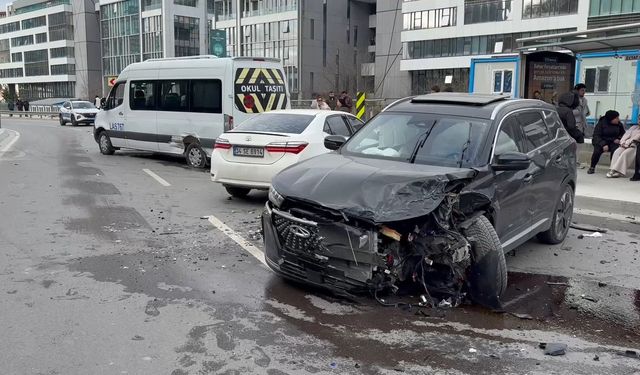 Virajı alamayan 18 yaşındaki sürücü karşı yöne uçtu; 4 kişinin yaralandığı kaza kamerada