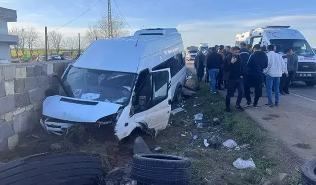 İşçileri taşıyan minibüs kaza yaptı: 10 yaralı