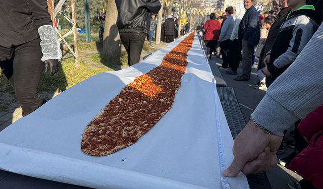 İstanbul’da 63 Metrelik Lahmacun Rekoru! Guinness’e Giren Dev Lezzet